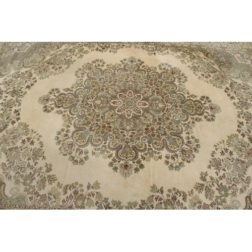 2497 - A LARGE CREAM PATTERNED FRINGED RUG