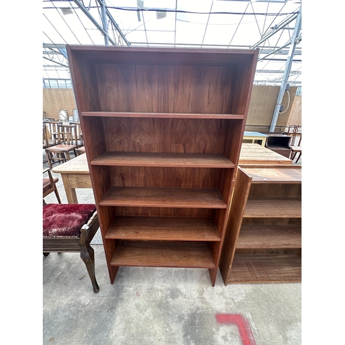 2566 - A FIVE TIER OPEN BOOKCASE, 31