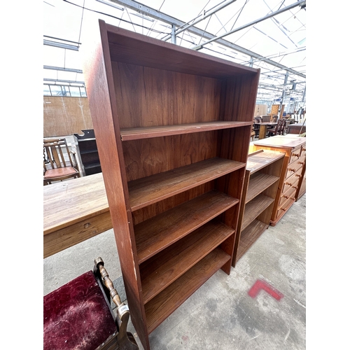 2566 - A FIVE TIER OPEN BOOKCASE, 31