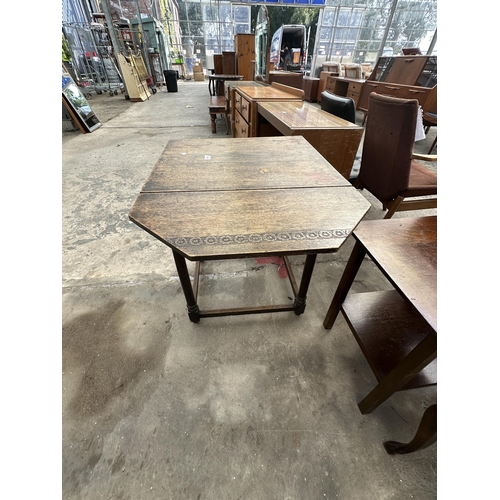 2568 - AN EARLY 20TH CENTURY OAK DROP-LEAF TABLE WITH CANTED CORNERS