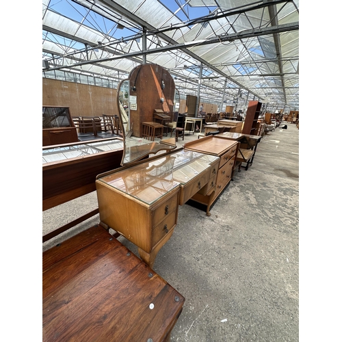 2571 - A MID 20TH CENTURY WALNUT DRESSING TABLE ON CABRIOLE LEGS, 44