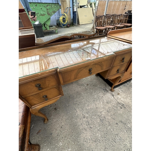 2571 - A MID 20TH CENTURY WALNUT DRESSING TABLE ON CABRIOLE LEGS, 44