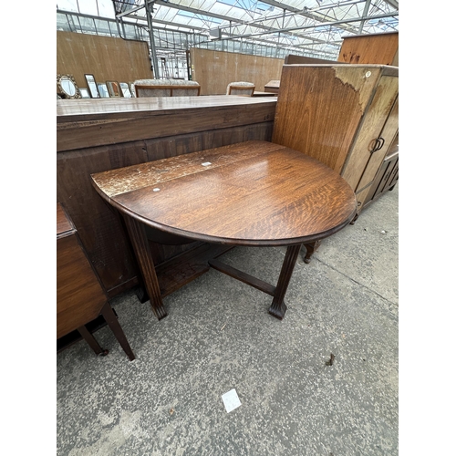 2577 - A MID 20TH CENTURY OAK OVAL GATE-LEG TABLE