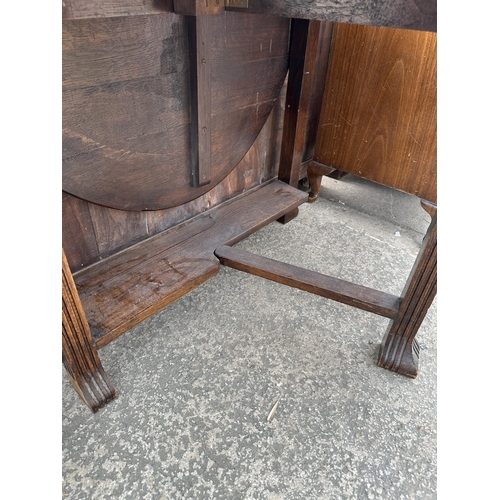 2577 - A MID 20TH CENTURY OAK OVAL GATE-LEG TABLE