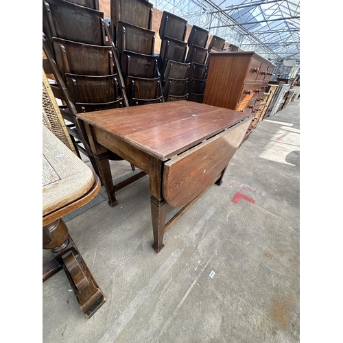 2613 - A MID 20TH CENTURY OAK DROP-LEAF TABLE