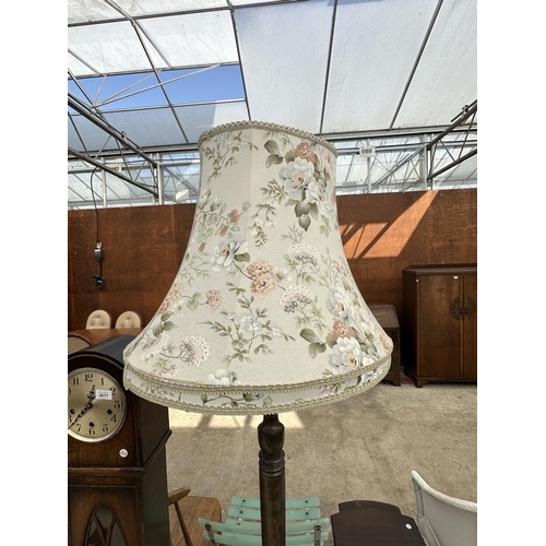 2616 - A MID 20TH CENTURY STANDARD LAMP WITH TURNED COLUMN AND SHADE