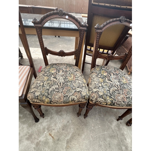 2640 - A PAIR OF VICTORIAN MAHOGANY PARLOUR CHAIRS AND A SIMILAR CHAIR WITH OVAL BACK