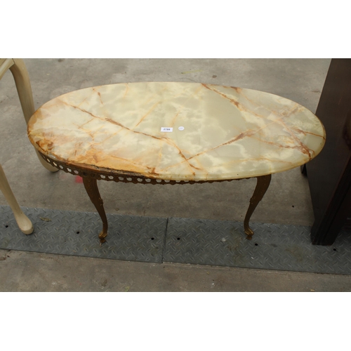 2788 - AN OVAL ONYX COFFEE TABLE ON BRASS LEGS