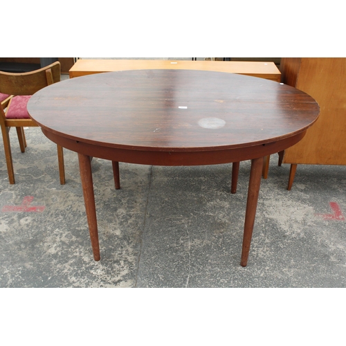 2822 - A RETRO SCHREIBER OVAL EXTENDING DINING TABLE, 54