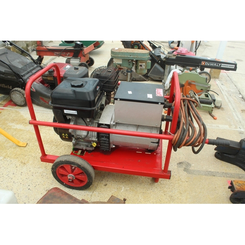 17 - ZANARDI WELDER GENERATOR WITH A BRIGGS & STRATTON ENGINE IN WORKING ORDER NO VAT