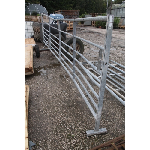 1032 - GATE 15 FT ON WHEELS  + VAT