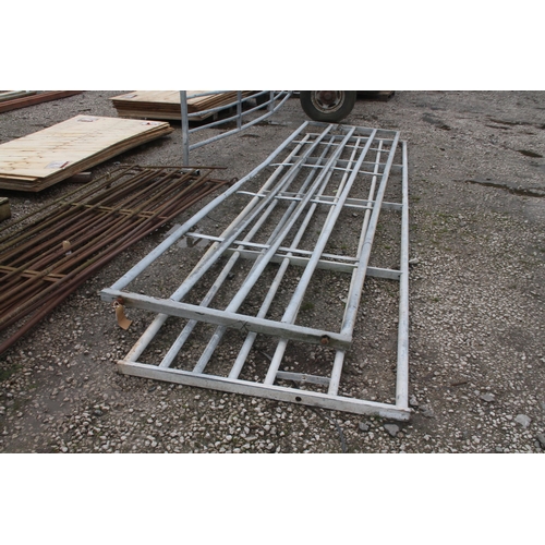 1033 - 2 GATES 15 FT  + VAT