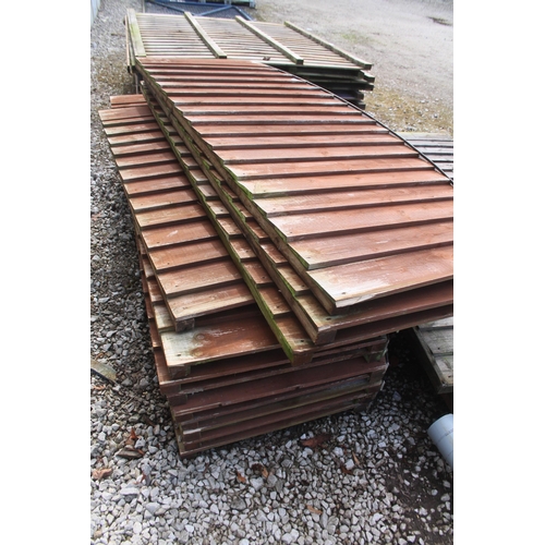 1128 - 10 ARCHED FENCE PANELS  NO VAT