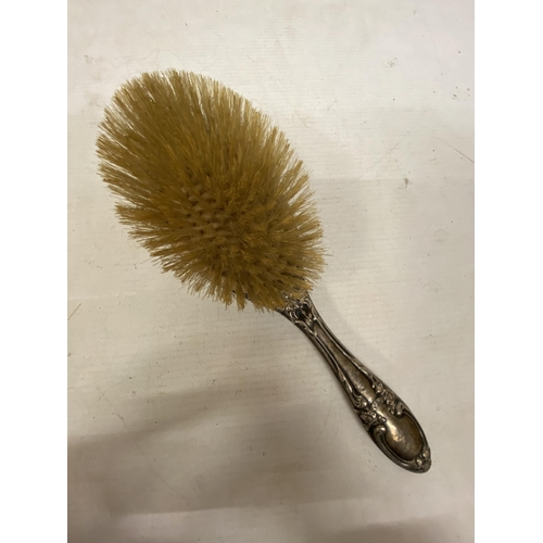 23 - A PAIR OF HALLMARKED SILVER CHESTER AND BIRMINGHAM BRUSHES ON A SILVERPLATE TRAY