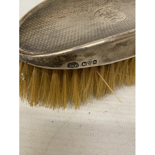 23 - A PAIR OF HALLMARKED SILVER CHESTER AND BIRMINGHAM BRUSHES ON A SILVERPLATE TRAY