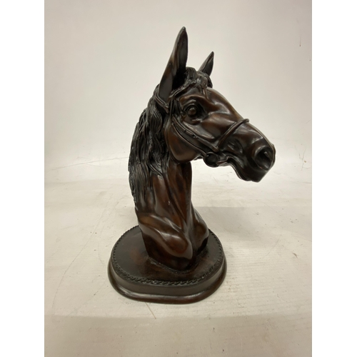 25 - A BRONZE EFFECT HORSE HEAD SCULPTURE - 22 CM