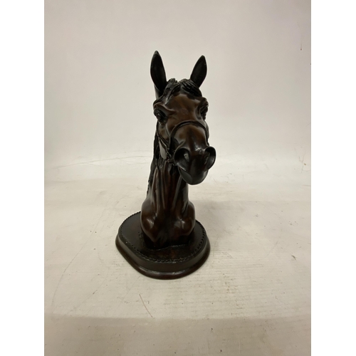 25 - A BRONZE EFFECT HORSE HEAD SCULPTURE - 22 CM