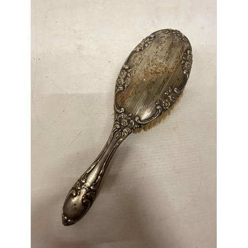 23 - A PAIR OF HALLMARKED SILVER CHESTER AND BIRMINGHAM BRUSHES ON A SILVERPLATE TRAY