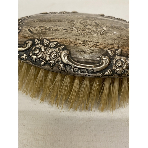 23 - A PAIR OF HALLMARKED SILVER CHESTER AND BIRMINGHAM BRUSHES ON A SILVERPLATE TRAY