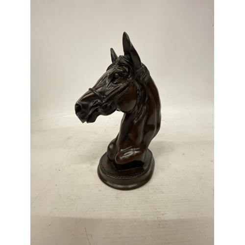 25 - A BRONZE EFFECT HORSE HEAD SCULPTURE - 22 CM