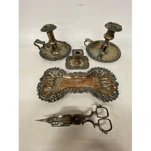 28 - A QUANTITY OF SILVERPLATE TO INCLUDE TWO ORNATE CHAMBERSTICK CANDLE HOLDERS TOGETHER WITH A CANDLE W... 