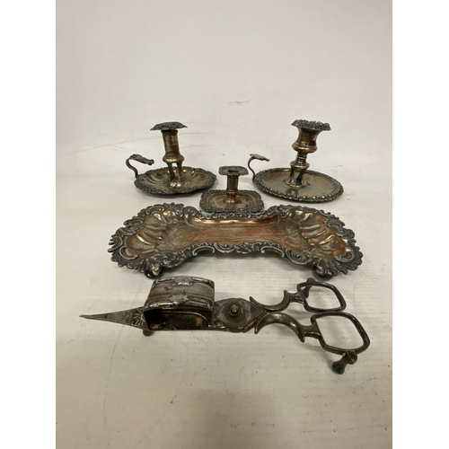 28 - A QUANTITY OF SILVERPLATE TO INCLUDE TWO ORNATE CHAMBERSTICK CANDLE HOLDERS TOGETHER WITH A CANDLE W... 