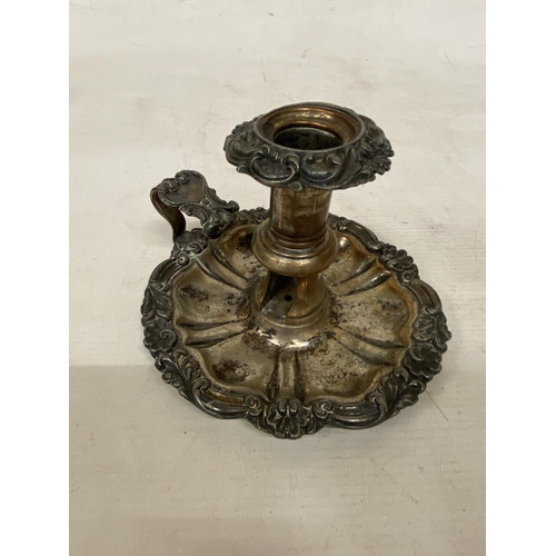 28 - A QUANTITY OF SILVERPLATE TO INCLUDE TWO ORNATE CHAMBERSTICK CANDLE HOLDERS TOGETHER WITH A CANDLE W... 