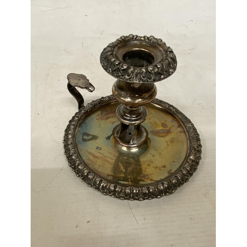 28 - A QUANTITY OF SILVERPLATE TO INCLUDE TWO ORNATE CHAMBERSTICK CANDLE HOLDERS TOGETHER WITH A CANDLE W... 