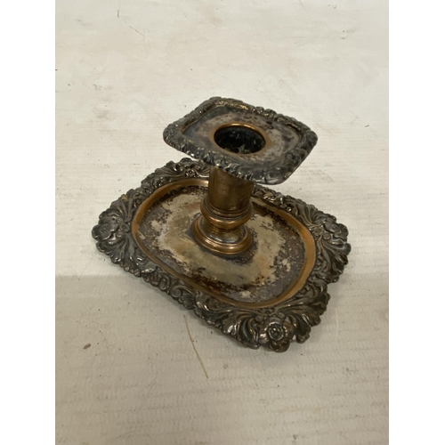 28 - A QUANTITY OF SILVERPLATE TO INCLUDE TWO ORNATE CHAMBERSTICK CANDLE HOLDERS TOGETHER WITH A CANDLE W... 