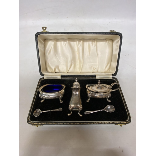 43 - A HALLMARKED BIRMINGHAM SILVER S LESSER AND SONS 1921 CRUET SET WITH BLUE GLASS LINERS IN A PRESENTA... 