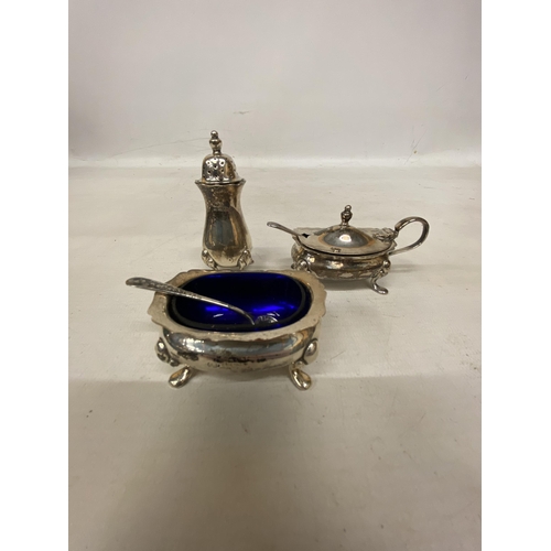 43 - A HALLMARKED BIRMINGHAM SILVER S LESSER AND SONS 1921 CRUET SET WITH BLUE GLASS LINERS IN A PRESENTA... 