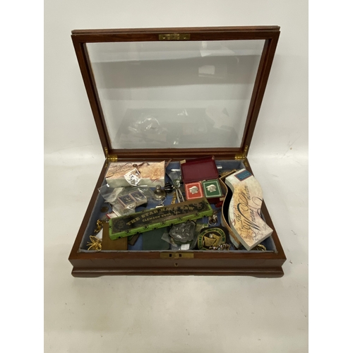 50 - A MAHOGANY FRAMED LINED DISPLAY BOX WITH LOTS OF VINTAGE CONTENTS TO INCLUDE BROOCHES, COINS, CARDS,... 