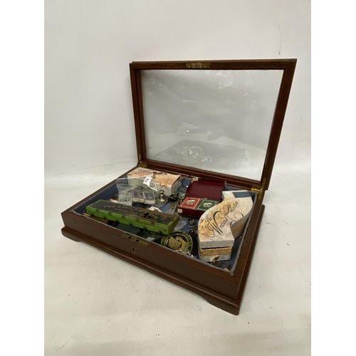 50 - A MAHOGANY FRAMED LINED DISPLAY BOX WITH LOTS OF VINTAGE CONTENTS TO INCLUDE BROOCHES, COINS, CARDS,... 