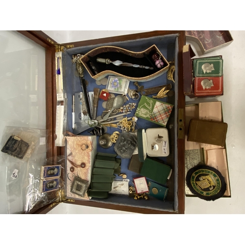 50 - A MAHOGANY FRAMED LINED DISPLAY BOX WITH LOTS OF VINTAGE CONTENTS TO INCLUDE BROOCHES, COINS, CARDS,... 