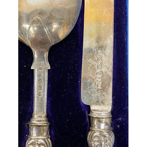 53 - A HALLMARKED BIRMINGHAM SILVER KNIFE, FORK (A/F) AND SPOON SET IN A PRESENTATION BOX GROSS WEIGHT 77... 