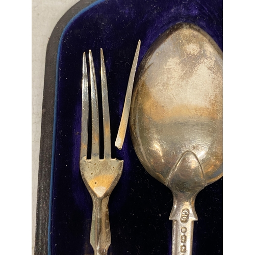 53 - A HALLMARKED BIRMINGHAM SILVER KNIFE, FORK (A/F) AND SPOON SET IN A PRESENTATION BOX GROSS WEIGHT 77... 