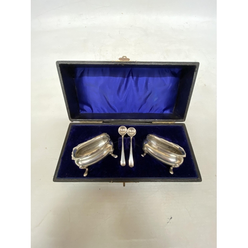 57 - A SET HALLMARKED BIRMINGHAM 1907 L.S.B SILVER SALTS WITH SPOONS IN A PRESENTATION BOX