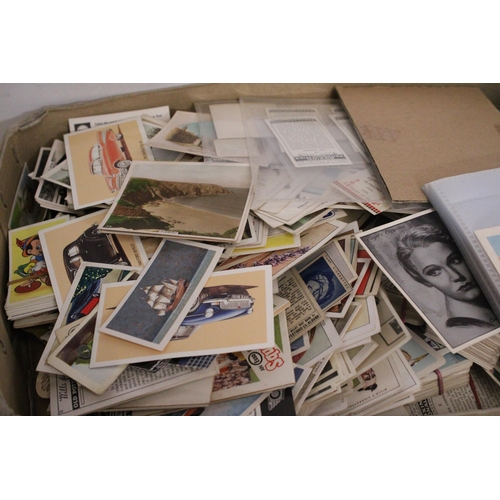 321 - A LARGE QUANTITY OF CIGARETTE TRADE CARDS, 1000’S  IN A CARDBOARD BOX . EXCELLENT SORTER