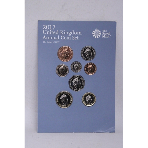 334 - UK ROYAL MINT UNCIRCULATED ANNUAL COIN SET 2017 . CONSISTS OF 8 COINS .