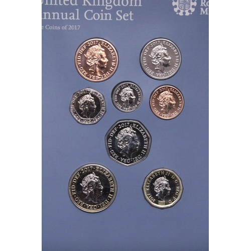 334 - UK ROYAL MINT UNCIRCULATED ANNUAL COIN SET 2017 . CONSISTS OF 8 COINS .