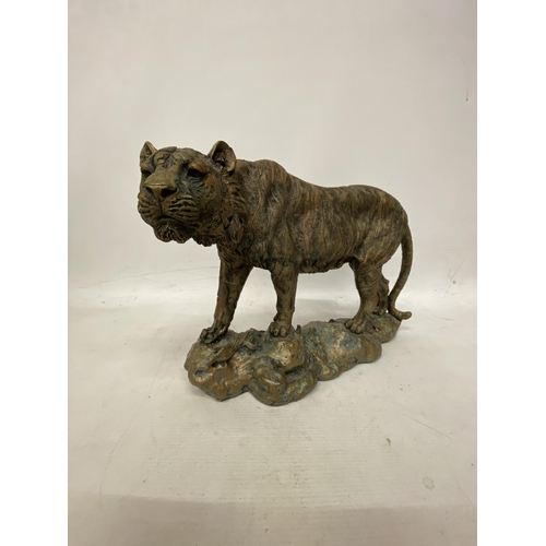 63 - A LARGE RESIN MODEL OF A TIGER HEIGHT 29CM LENGTH 40CM (FRONT LEG A/F)