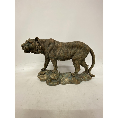 63 - A LARGE RESIN MODEL OF A TIGER HEIGHT 29CM LENGTH 40CM (FRONT LEG A/F)