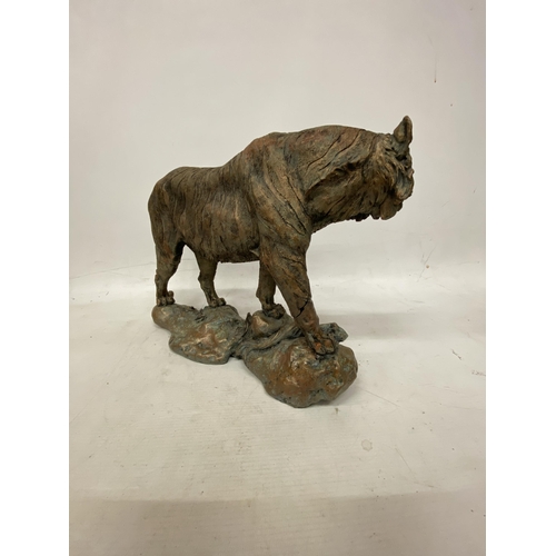 63 - A LARGE RESIN MODEL OF A TIGER HEIGHT 29CM LENGTH 40CM (FRONT LEG A/F)