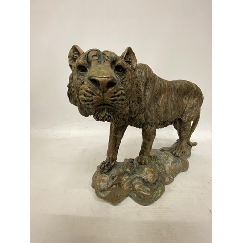 63 - A LARGE RESIN MODEL OF A TIGER HEIGHT 29CM LENGTH 40CM (FRONT LEG A/F)