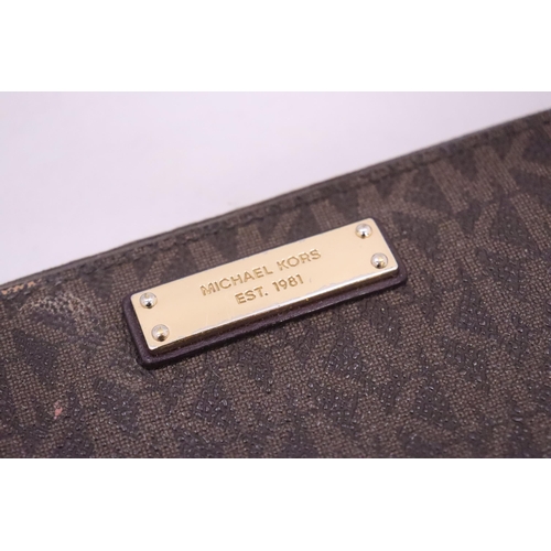 114 - A GENUINE MICHAEL KORS PURSE/WALLET