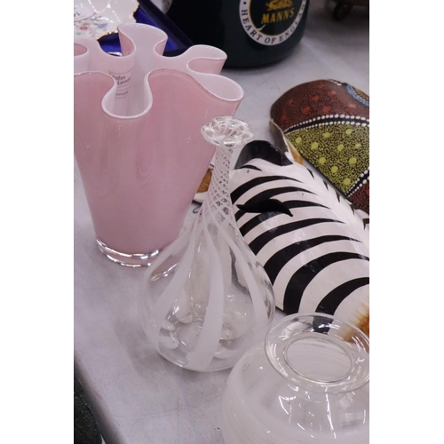 119 - A QUANTITY OF HANDBLOWN GLASSWARE TO INCLUDE NAILSEA AND MURANO STYLE TOGETHER WITH A PINK HANKERCHI... 