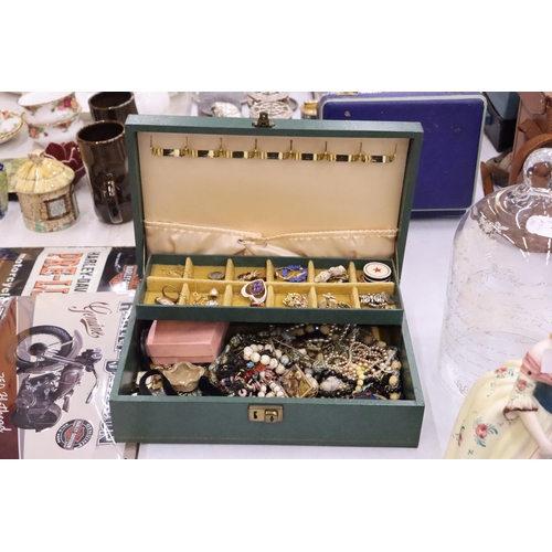 130 - A MIXED LOT OF COSTUME JEWELLERY IN A VINTAGE LAYERED JEWELLERY BOX TO INCLUDE NECKLACES, RING, BROO... 