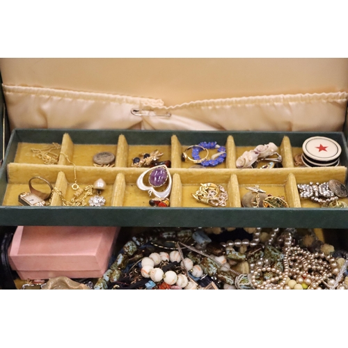 130 - A MIXED LOT OF COSTUME JEWELLERY IN A VINTAGE LAYERED JEWELLERY BOX TO INCLUDE NECKLACES, RING, BROO... 