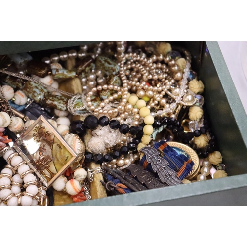 130 - A MIXED LOT OF COSTUME JEWELLERY IN A VINTAGE LAYERED JEWELLERY BOX TO INCLUDE NECKLACES, RING, BROO... 