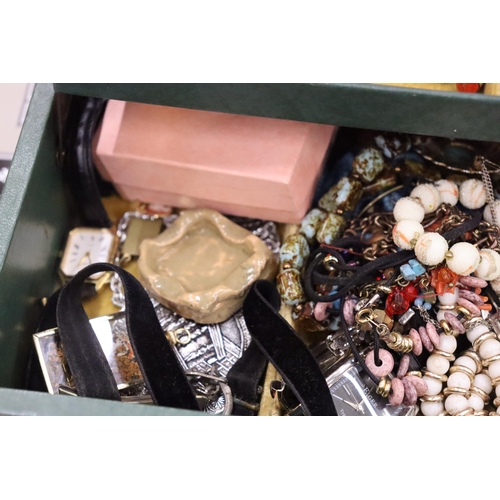 130 - A MIXED LOT OF COSTUME JEWELLERY IN A VINTAGE LAYERED JEWELLERY BOX TO INCLUDE NECKLACES, RING, BROO... 